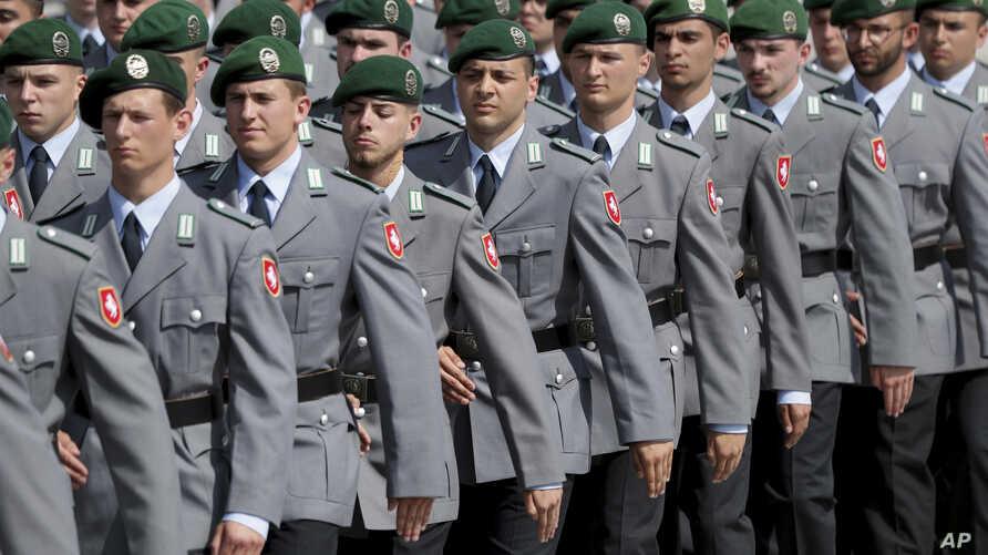 دوخت لباس نظامی با پرده های اتاق ملکه برای سربازان در جنگ اوکراین با روسیه